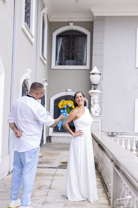 noivo dando o buquet de flores a noiva