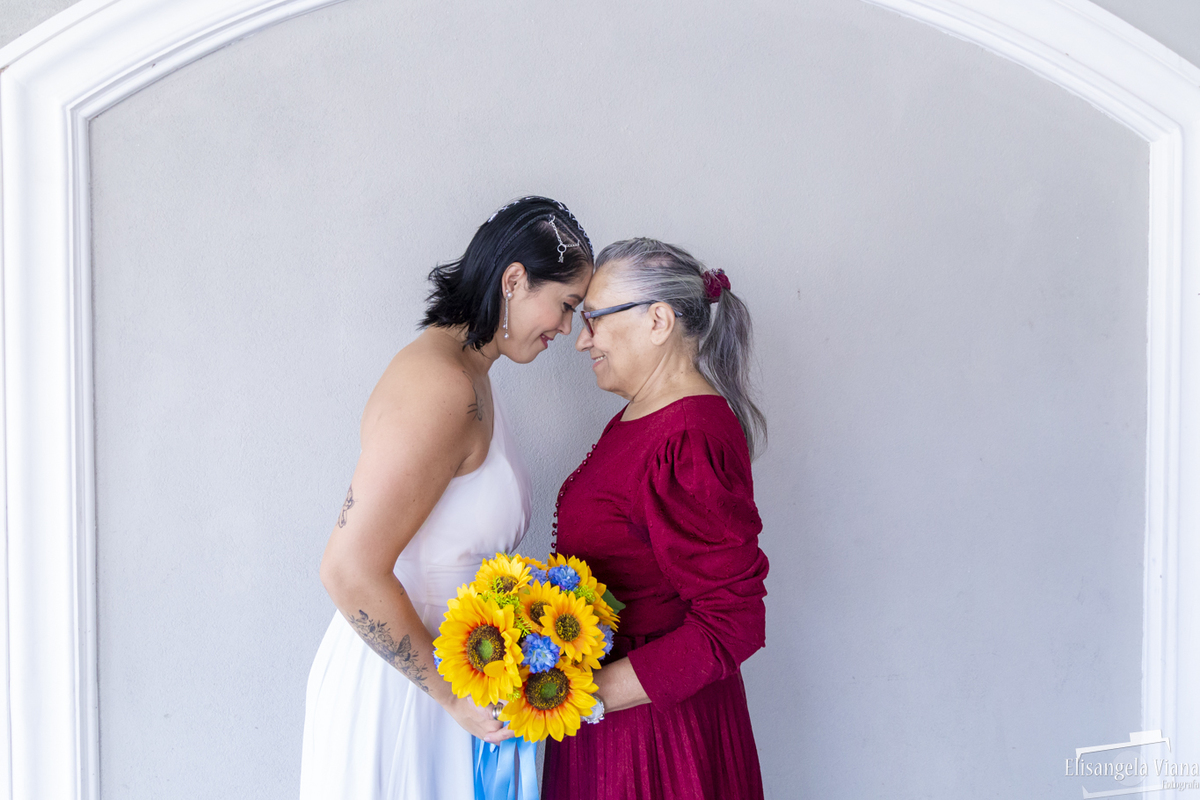 noiva encosta na testa de sua mãe