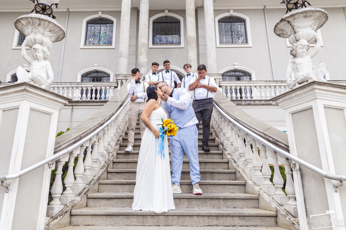 noivos se beijam e padrinhos desviam o olhar