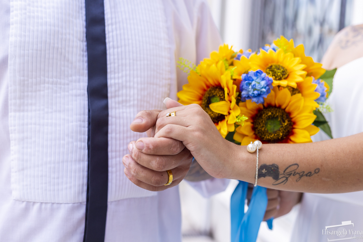 noivos de mãos dadas