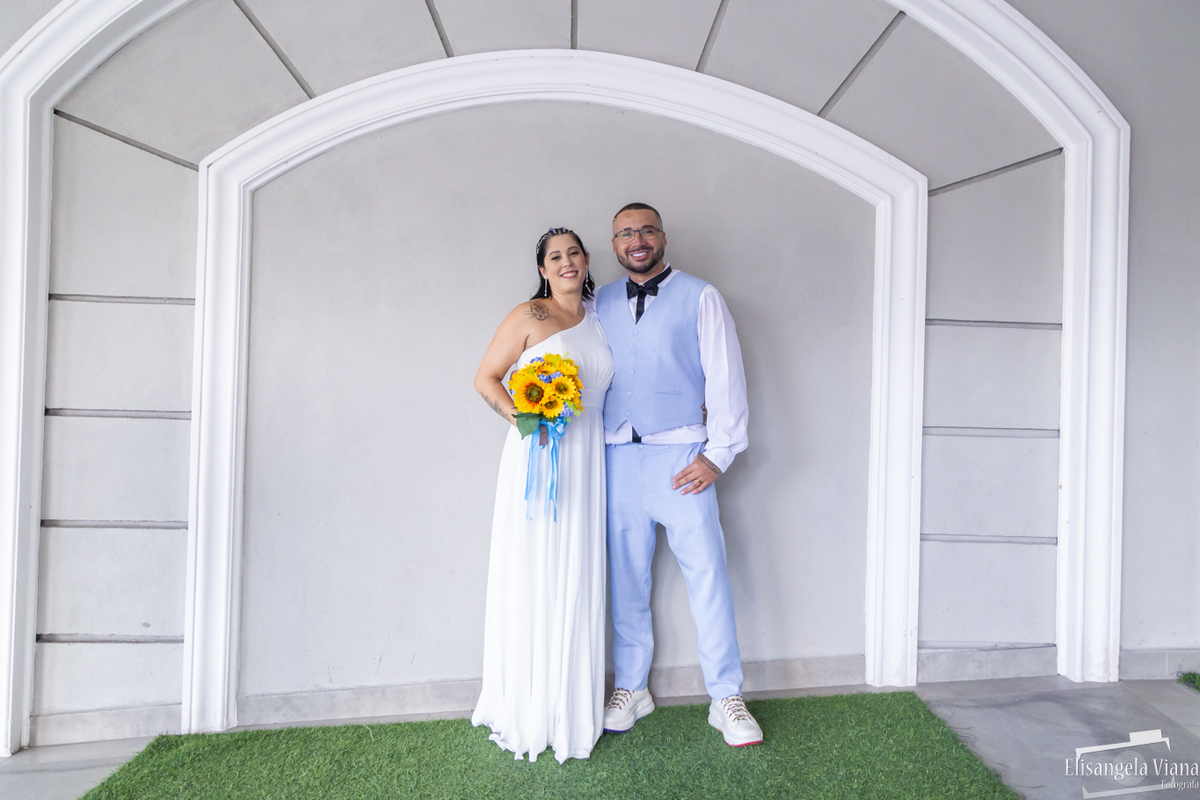 noivos posando de pé