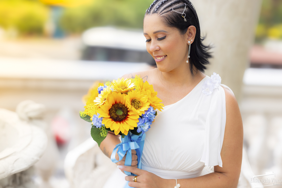 noiva olhando para o buquet