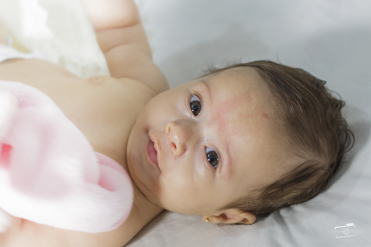 bebê peladinha olhando para câmera