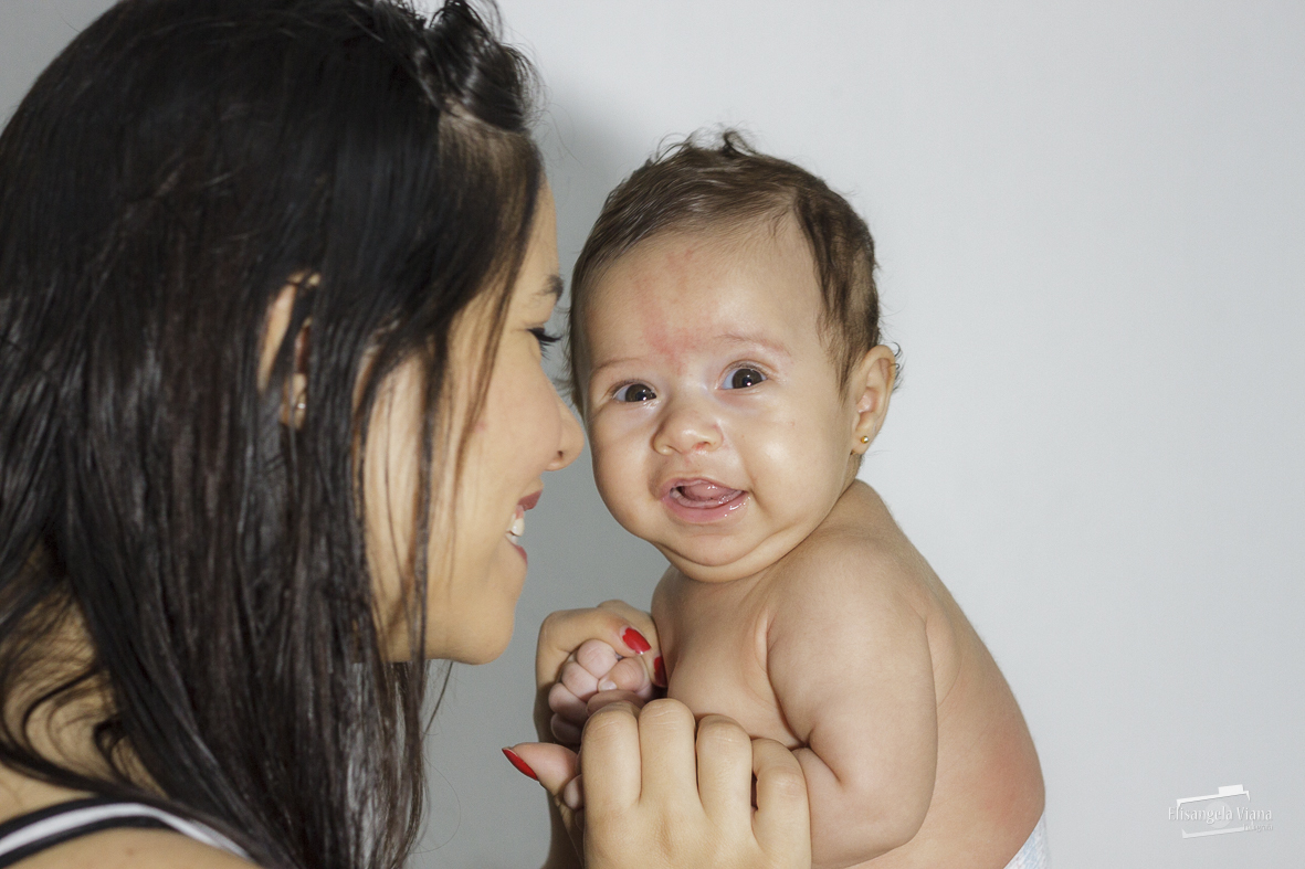 bebê no colo da sua mãe
