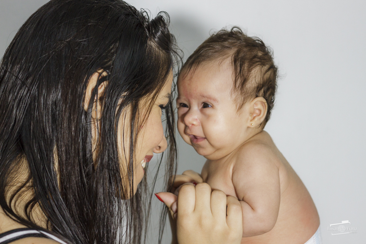 bebê rindo com a mamãe