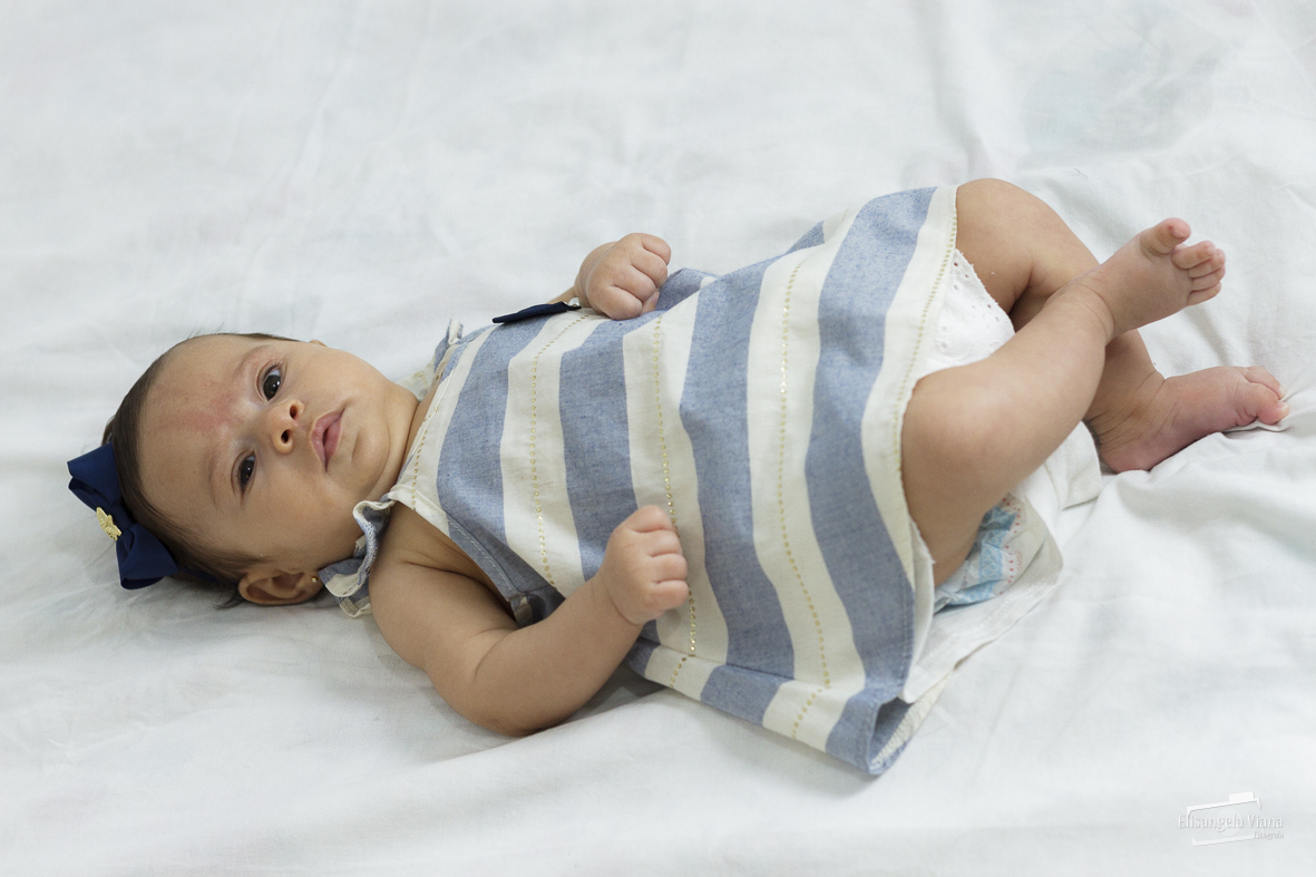 bebê deitada de vestido