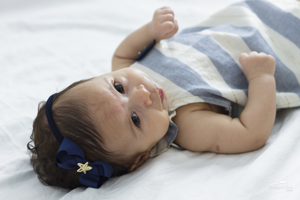 bebê deitada olhando para trás