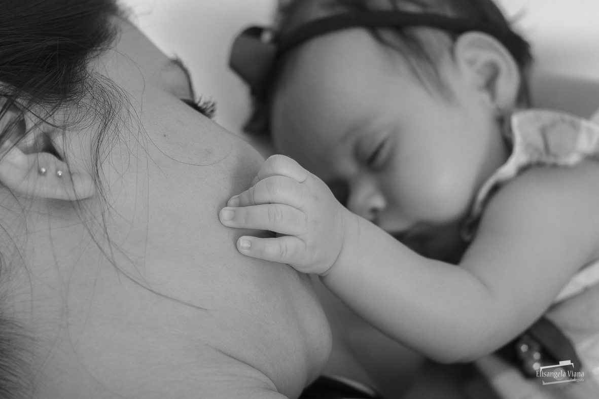 bebê com a mão no rosto da mãe