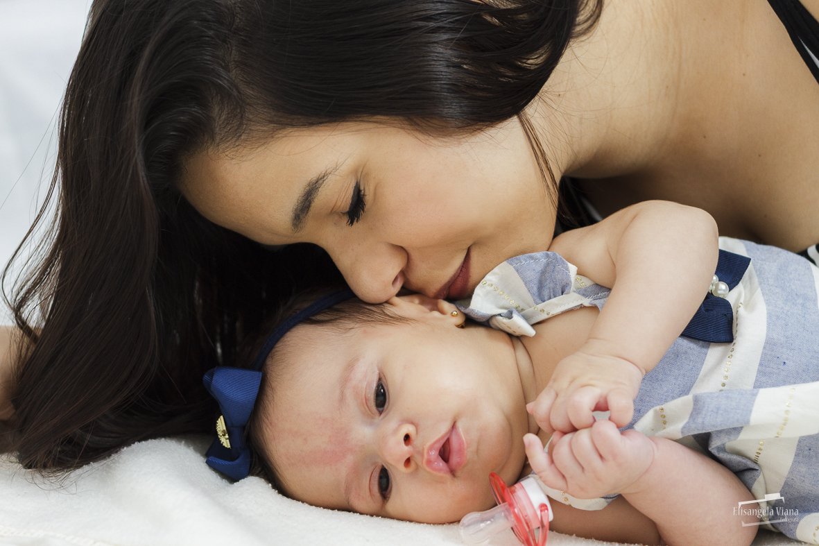 mãe cheirando sua bebê