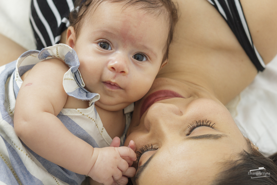 mãe e filha deitadas juntas, uma recostada na outra