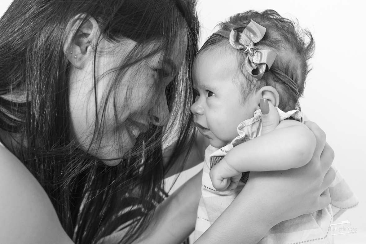 mãe e filha se olhando