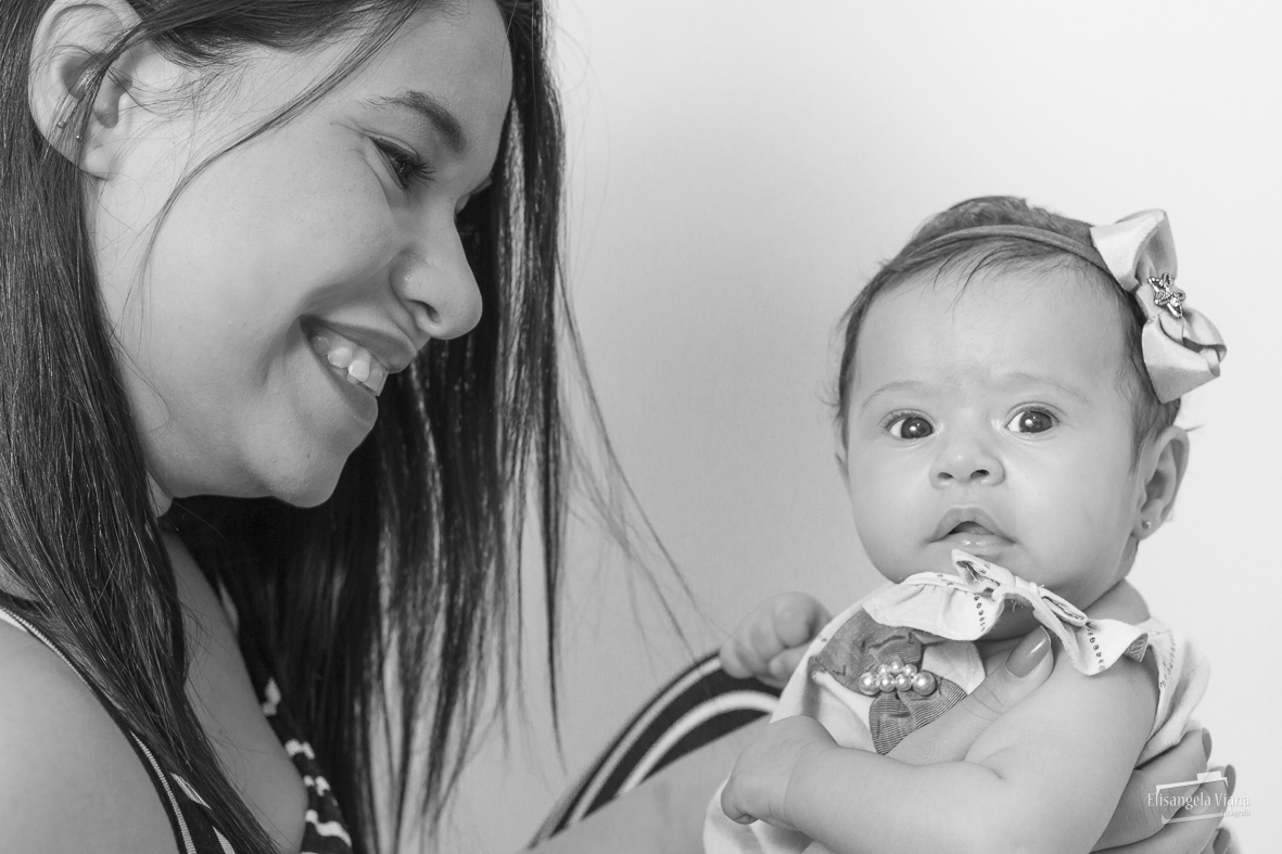 bebê nas pernas da mamãe