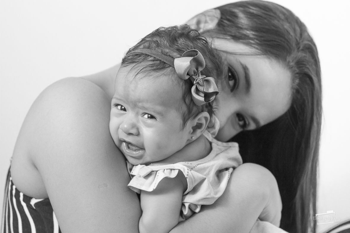 mãe e filha abraçadas