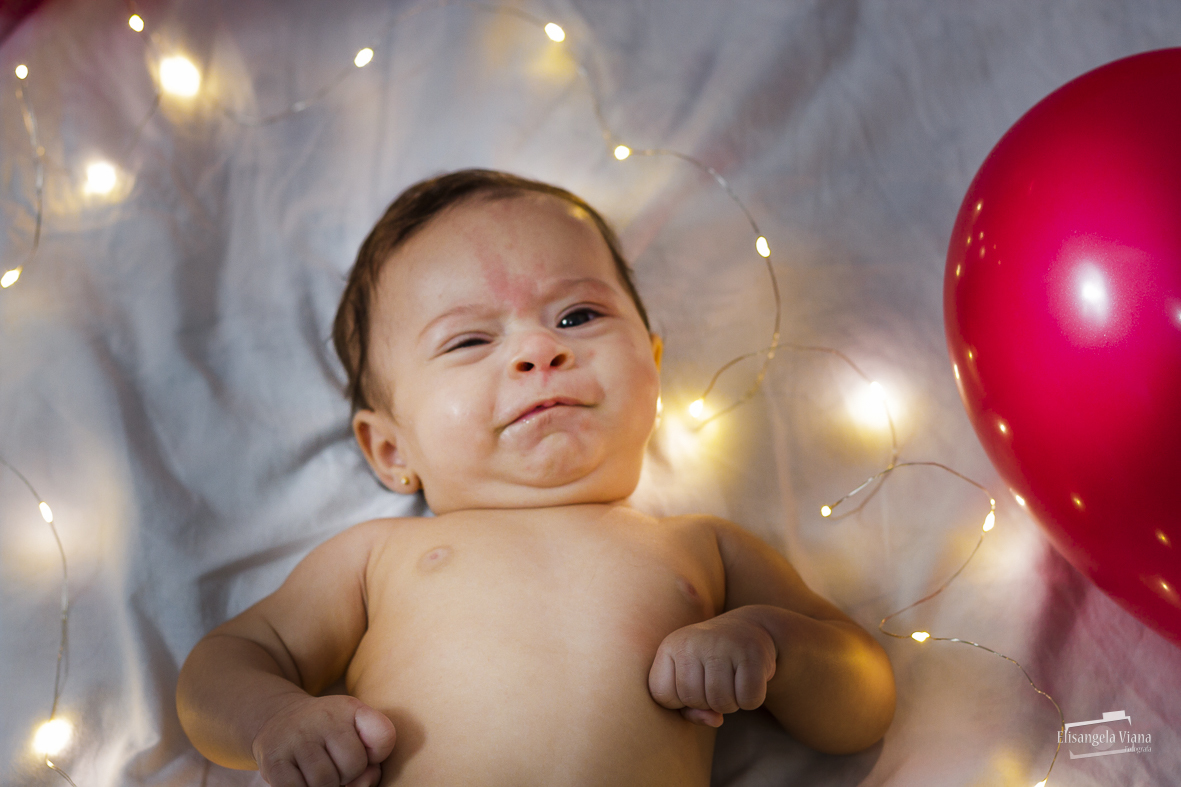 bebê fazendo careta
