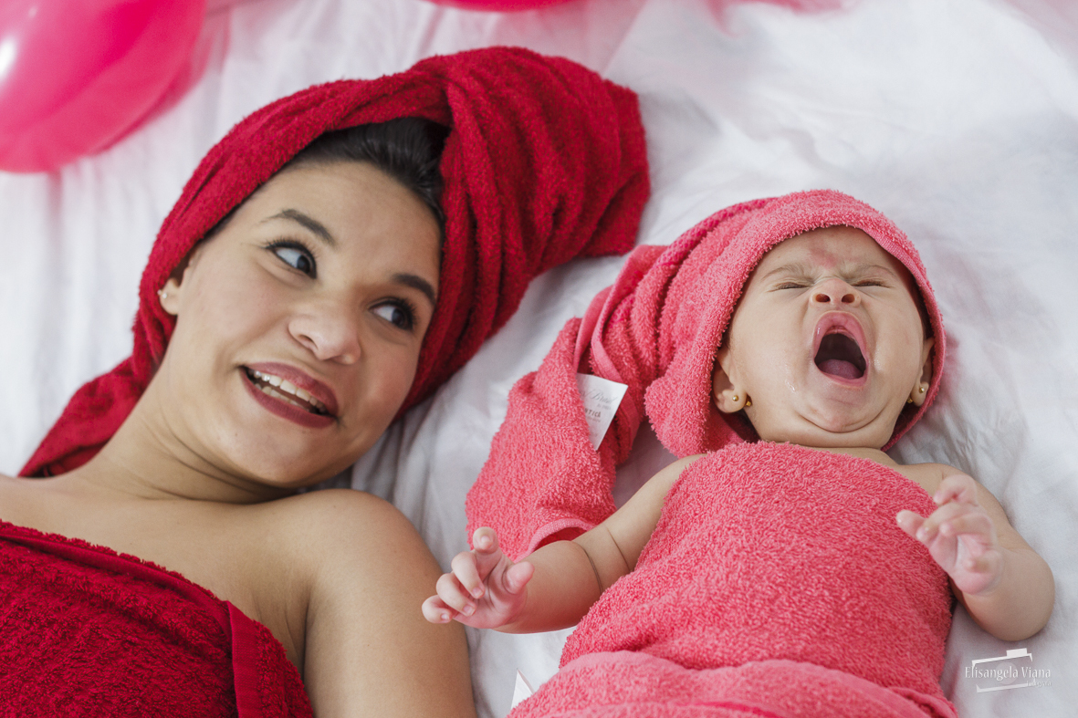 mamãe e filha de toalha, bebê bocejando
