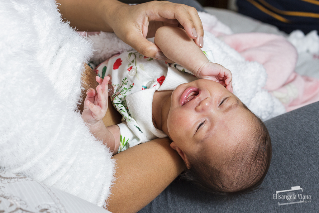 bebê sorrindo no colo da mãe