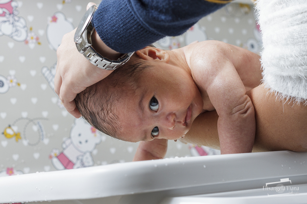 bebê tomando banho