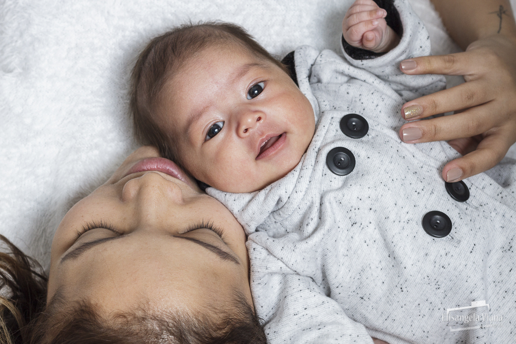 bebê deitada no colo da mãe sentido contrário