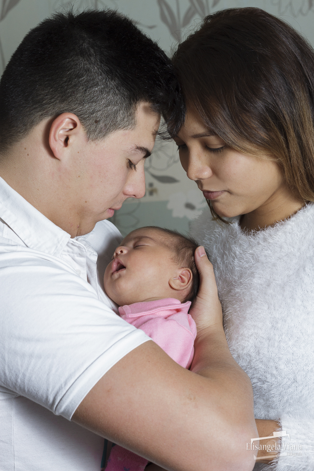 pais olhando para bebê no colo