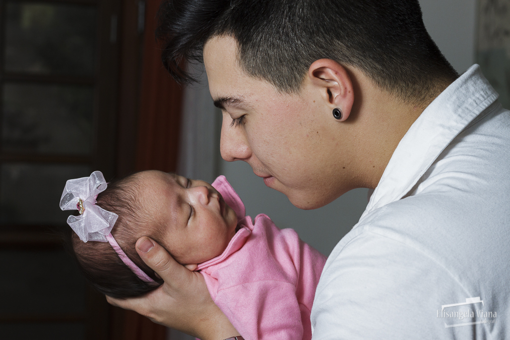 pai contemplando a beleza da filha