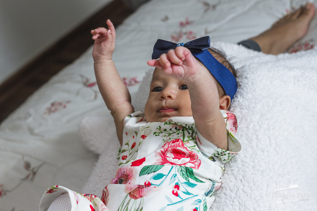 bebê com os braços levantados