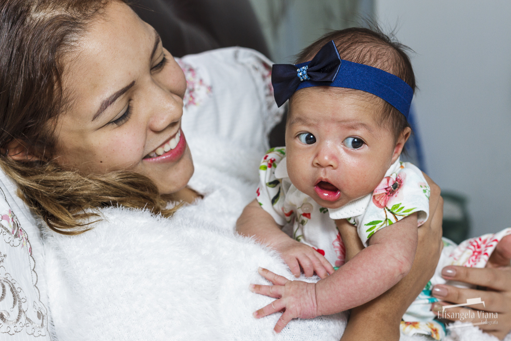 bebê fazendo cara de espanto