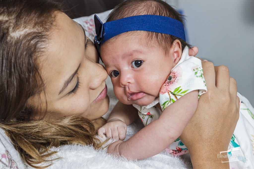 mãe com rosto coladinho na bebê