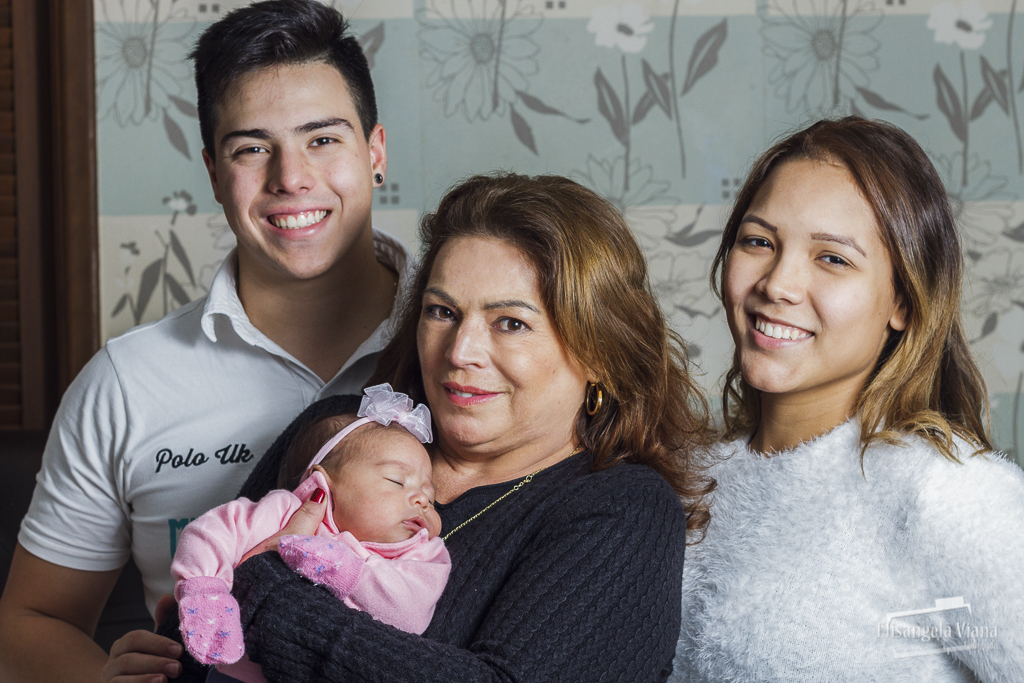 pais e avó com bebê