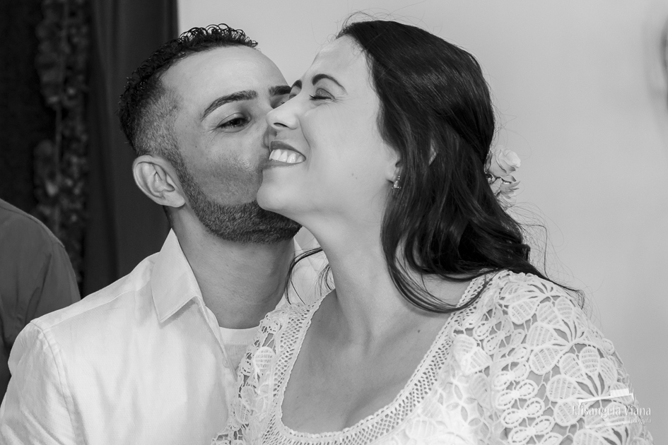 noivo beijando a noiva na bochecha