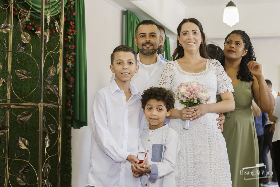 Noivos com pagens e padrinhos no cartório jardim sao luiz