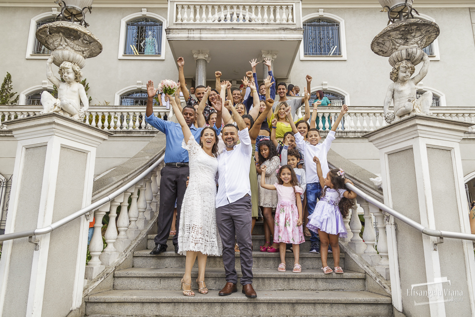 todos os familiares na escada externa do cartório são luiz