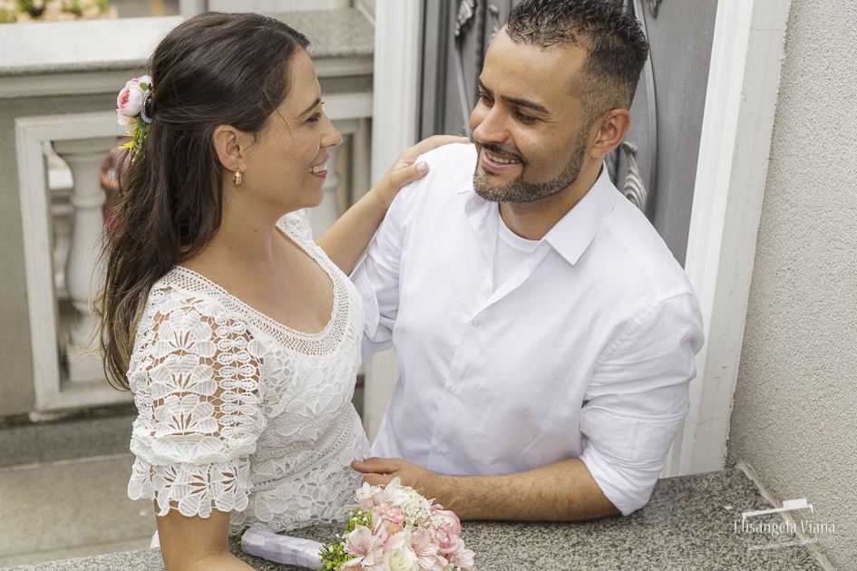 noivos recostados no parapeito