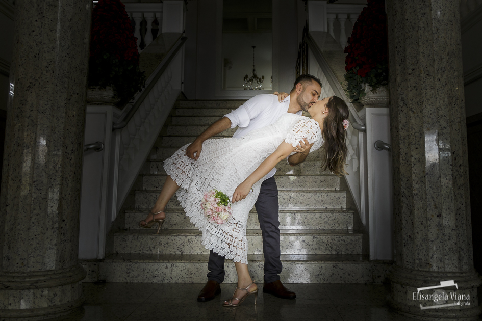 noivo deita noiva para beija-la