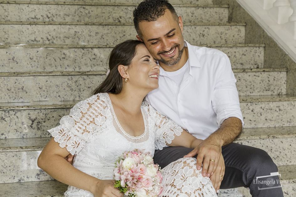 noivos sentados na escada, cabeça no ombro do noivo