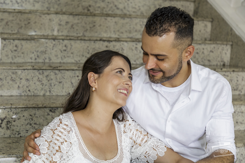 noivos na escada sentados e se olhando