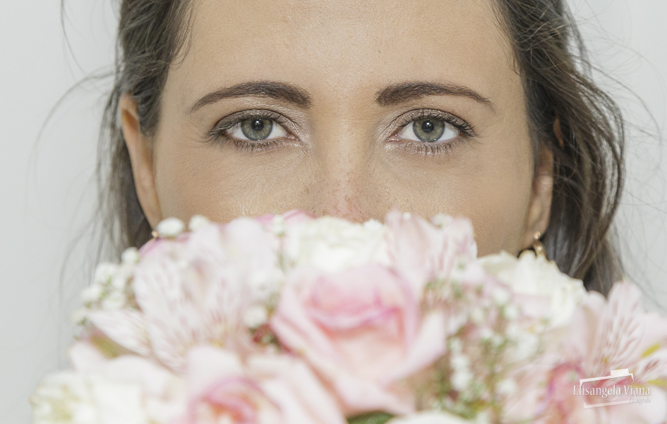 olhos da noiva e buquê em destaque