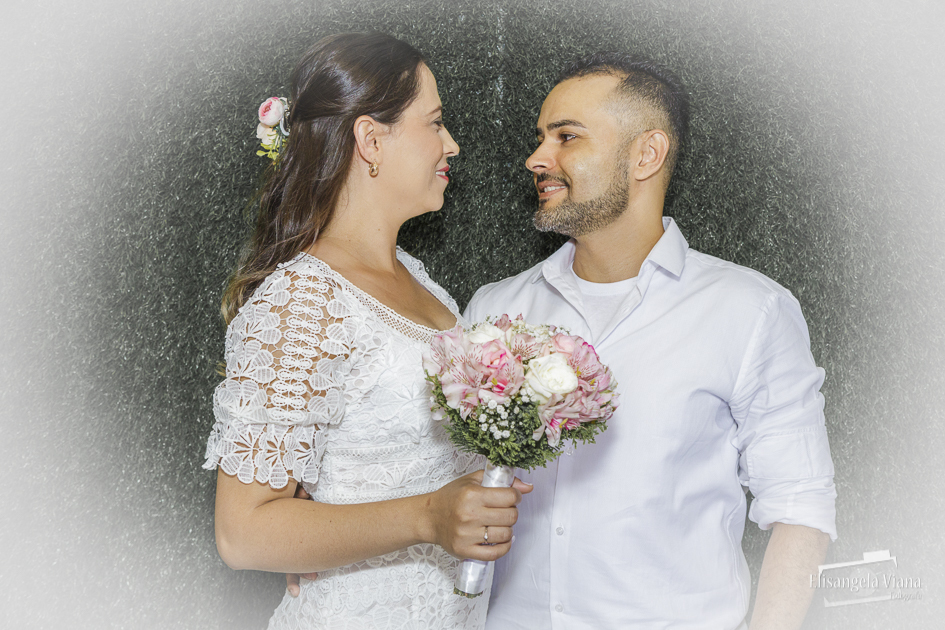 noivos de pé se olhando