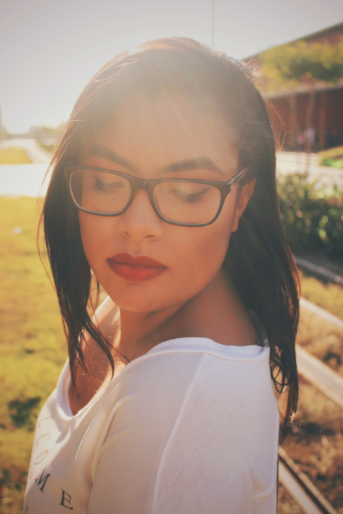Retrato do ensaio feminino da Izabelle no Centro da cidade do Rio de Janeiro. Gramado próximo da linha do VLT no Boulevard Olímpico.
Ensaio feito com iluminação natural. 