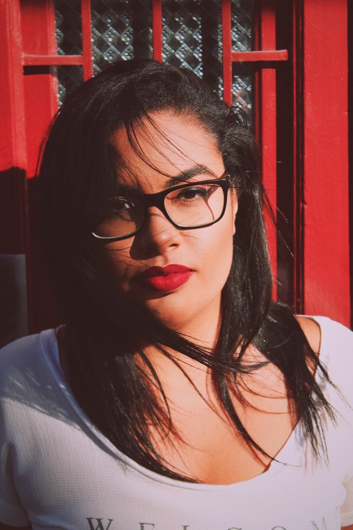 Retrato do ensaio feminino da Izabelle no Centro da cidade do Rio de Janeiro. Início da sessão de fotos perto na subida da rua Ladeira do joão Homem, em direção a igreja Nossa Senhora da Conceição. Iluminação natural. Batom vermelho.