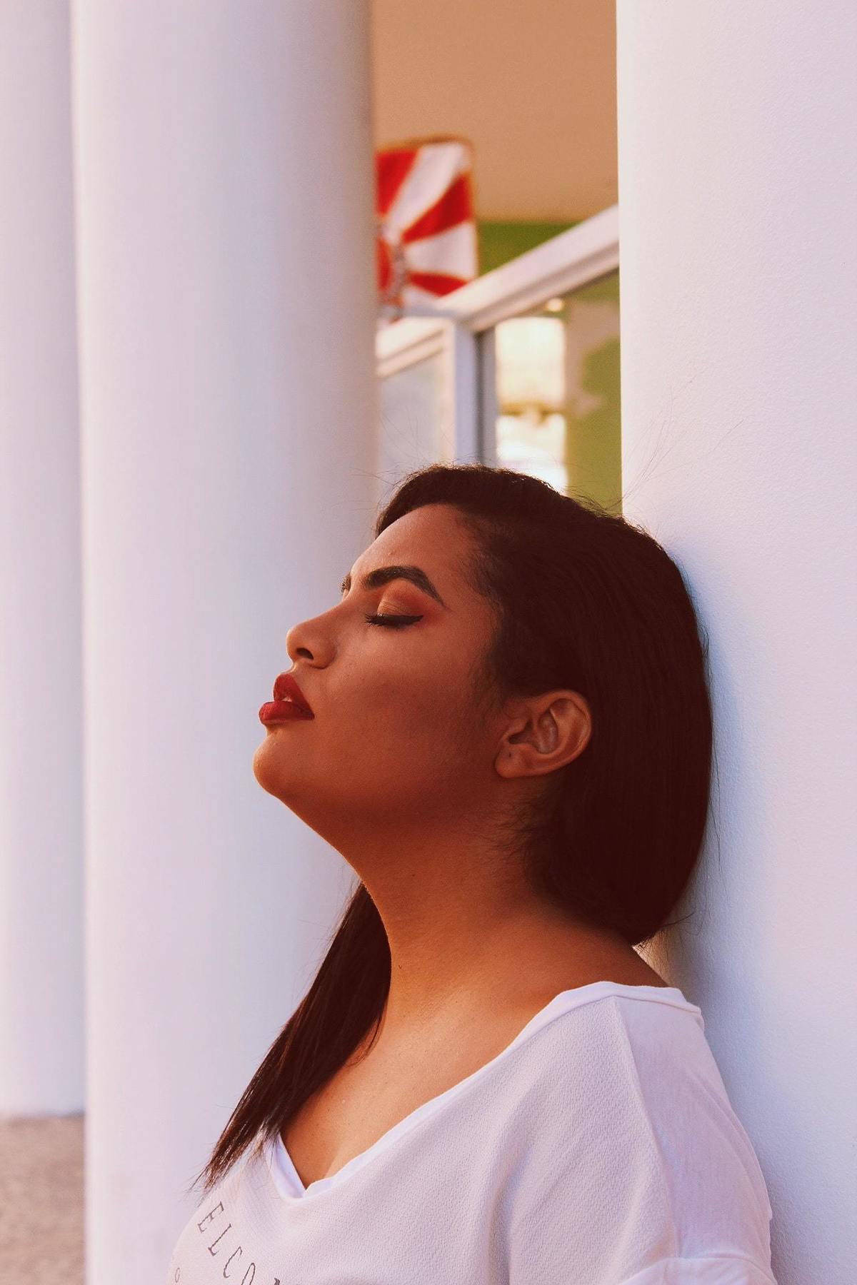 Retrato do ensaio feminino da Izabelle no Centro da cidade do Rio de Janeiro. Gramado próximo da linha do VLT no Boulevard Olímpico.
Ensaio feito com iluminação natural. 
Iza parada em uma das colunas do Museu de Arte do Rio (MAR)