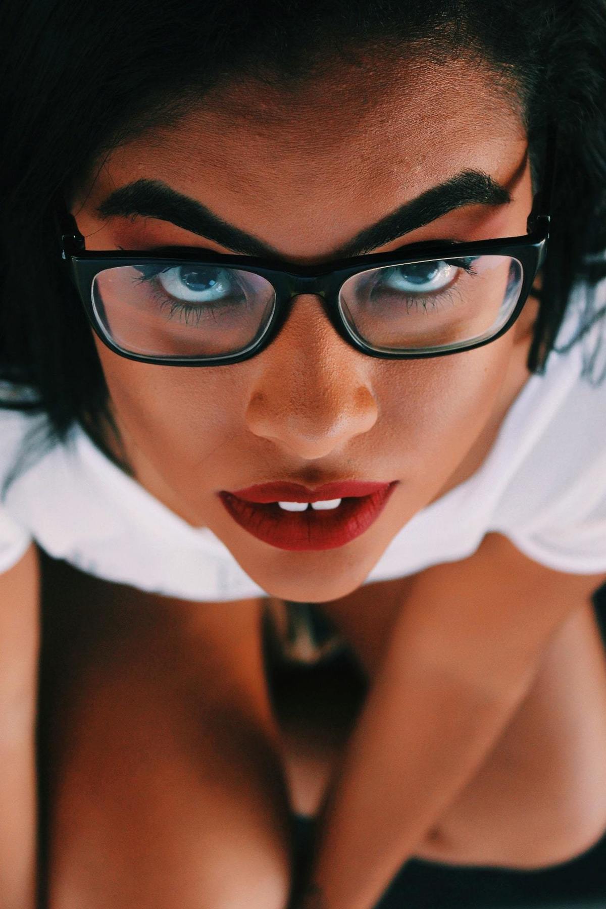 Retrato do ensaio feminino da Izabelle no Centro da cidade do Rio de Janeiro. Gramado próximo da linha do VLT no Boulevard Olímpico.
Ensaio feito com iluminação natural. 
Retrato em plano plongé, mostrando o rosto da Izabelle.