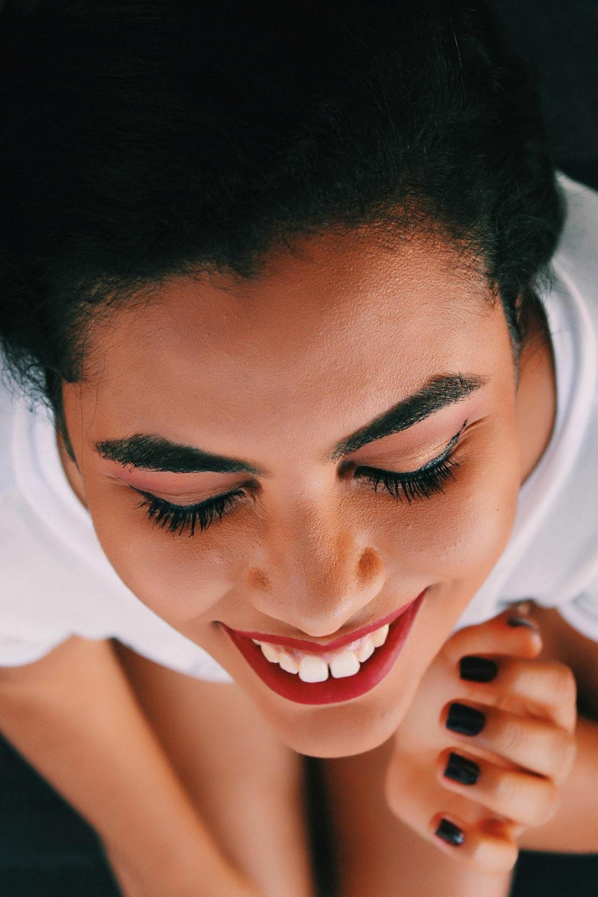 Retrato do ensaio feminino da Izabelle no Centro da cidade do Rio de Janeiro. Gramado próximo da linha do VLT no Boulevard Olímpico.
Ensaio feito com iluminação natural. 
Retrato em plano plongé, mostrando o rosto da Izabelle.