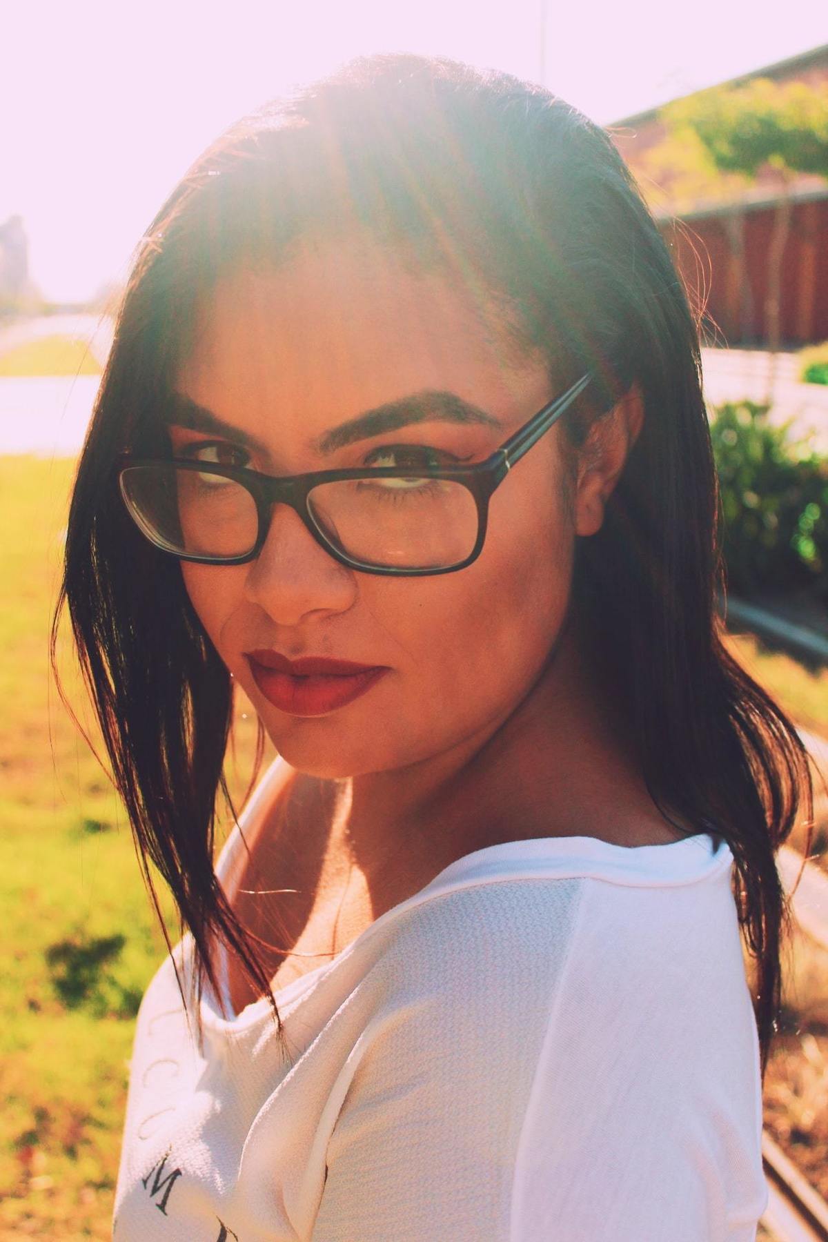 Retrato do ensaio feminino da Izabelle no Centro da cidade do Rio de Janeiro. Gramado próximo da linha do VLT no Boulevard Olímpico.
Ensaio feito com iluminação natural. 
