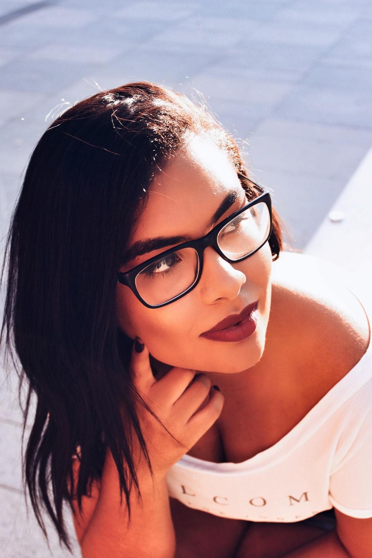 Retrato do ensaio feminino da Izabelle no Centro da cidade do Rio de Janeiro. Gramado próximo da linha do VLT no Boulevard Olímpico.
Ensaio feito com iluminação natural. 
