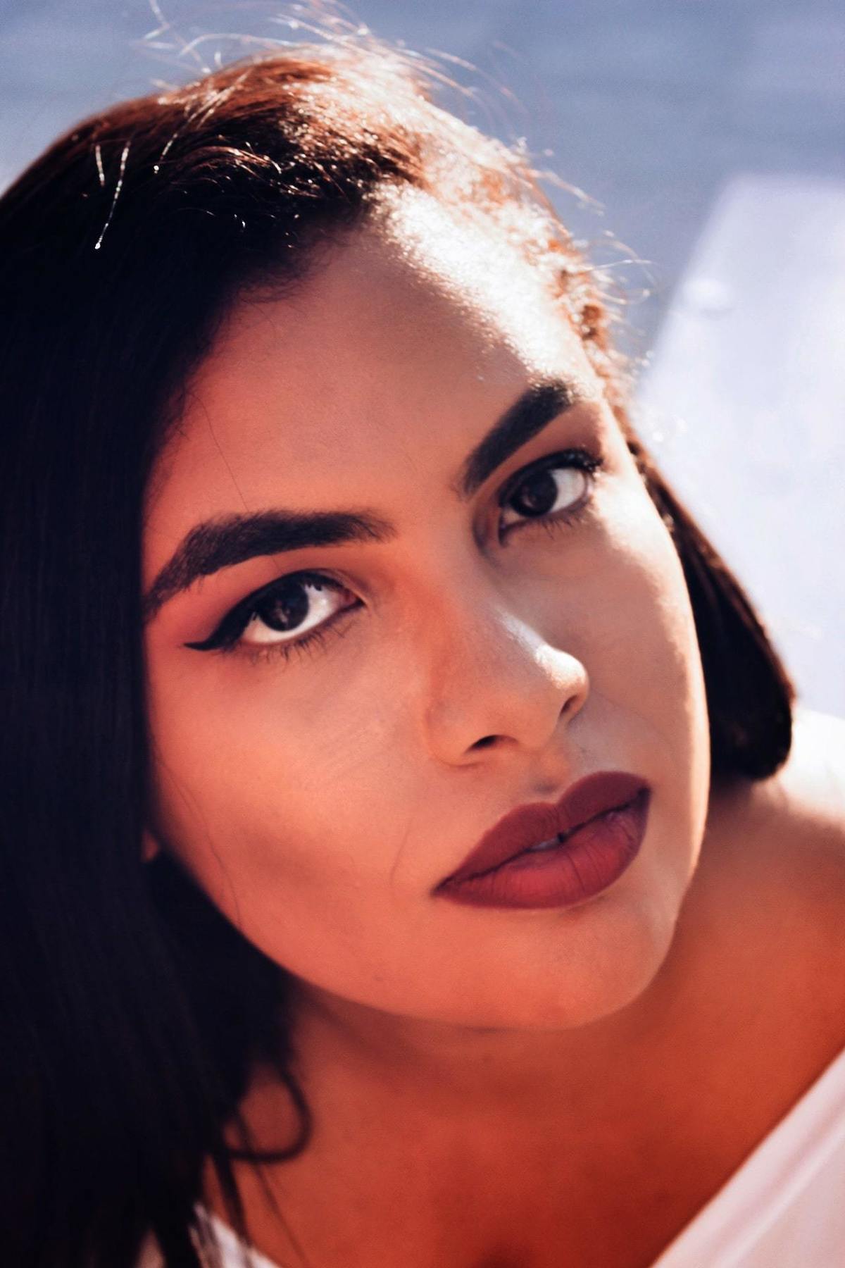 Retrato do ensaio feminino da Izabelle no Centro da cidade do Rio de Janeiro. Gramado próximo da linha do VLT no Boulevard Olímpico.
Ensaio feito com iluminação natural. 
