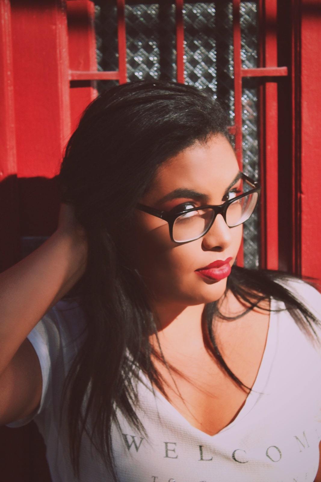 Retrato do ensaio feminino da Izabelle no Centro da cidade do Rio de Janeiro. Início da sessão de fotos perto na subida da rua Ladeira do joão Homem, em direção a igreja Nossa Senhora da Conceição. Iluminação natural. Batom vermelho.