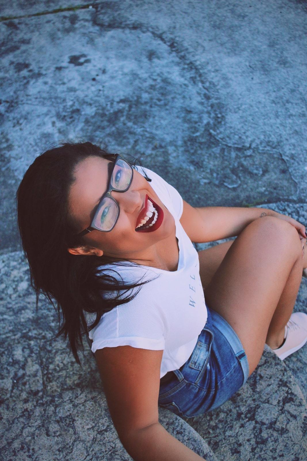 Retrato do ensaio feminino da Izabelle no Centro da cidade do Rio de Janeiro. Gramado próximo da linha do VLT no Boulevard Olímpico.
Ensaio feito com iluminação natural. 
Foto realizada na escadaria da Igreja Nossa Senhora da Conceição no Centro da cidade