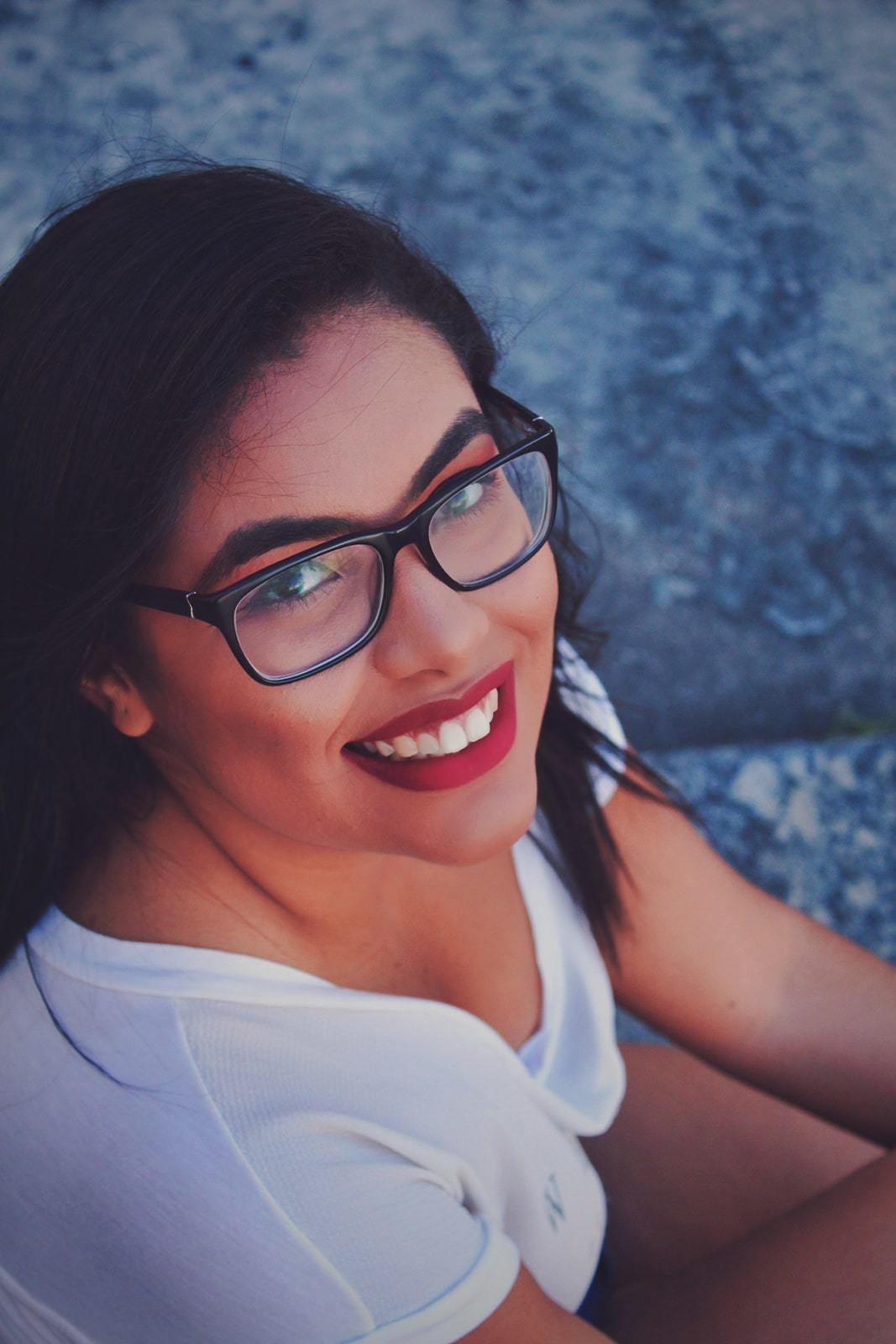 Retrato do ensaio feminino da Izabelle no Centro da cidade do Rio de Janeiro. Gramado próximo da linha do VLT no Boulevard Olímpico.
Ensaio feito com iluminação natural. 
Foto realizada na escadaria da Igreja Nossa Senhora da Conceição no Centro da cidade