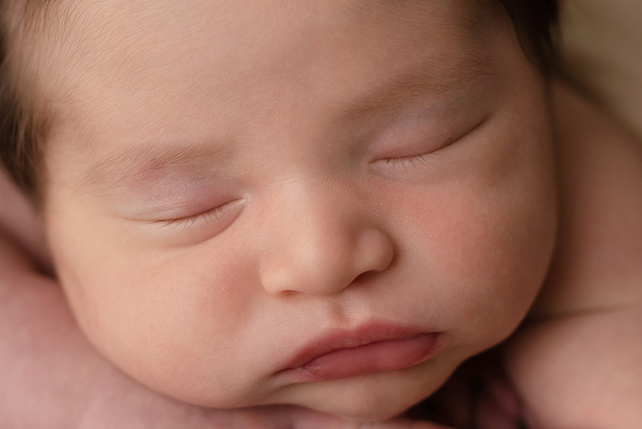 foto do rosto do bebê bem de perto no book newborn no rio de janeiro na casa do cliente