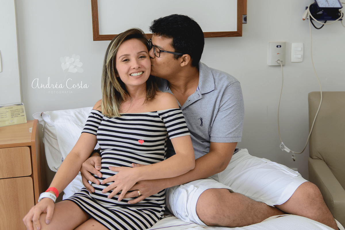 Papai beijando a mamãe no quarto da maternidade perinatal da Barra da Tijuca, por Andréa Costa